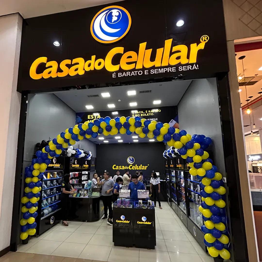 Fachada de uma loja Casa do Celular em shopping