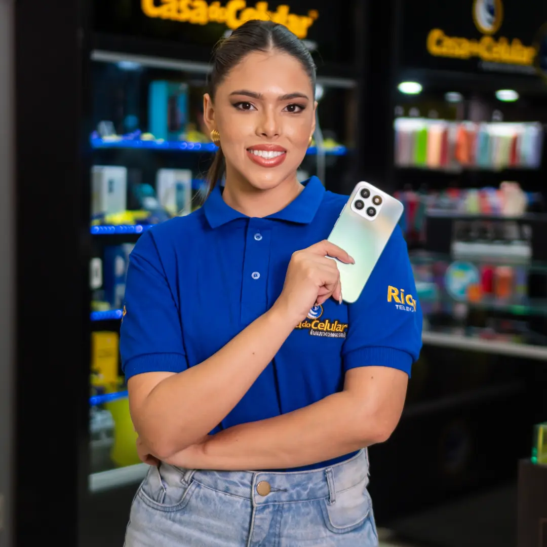 Colaboradora da Casa do Celular sorrindo em uma das lojas